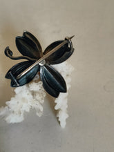 Charger l&#39;image dans la galerie, Broche fleurs en argent noirci et doré vers 1950
