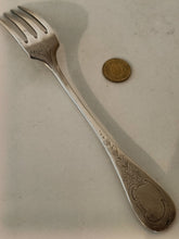 Charger l&#39;image dans la galerie, Fourchette entre mets argent massif français . Avec décor ciselé. Fin XIXÈME Pour solitaire ou éclectique
