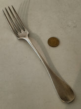 Charger l&#39;image dans la galerie, Fourchette entre mets argent massif français . Avec décor ciselé. Fin XIXÈME Pour solitaire ou éclectique
