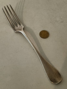 Fourchette entre mets argent massif français . Avec décor ciselé. Fin XIXÈME Pour solitaire ou éclectique