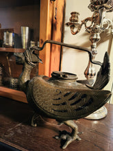 Charger l&#39;image dans la galerie, Java rare lampe à huile en bronze zoomorphe pour théâtre d&#39;ombres

