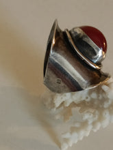 Charger l&#39;image dans la galerie, Bague Art Déco en argent avec cabochon en Bakélite
