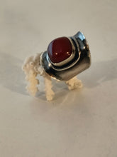 Charger l&#39;image dans la galerie, Bague Art Déco en argent avec cabochon en Bakélite
