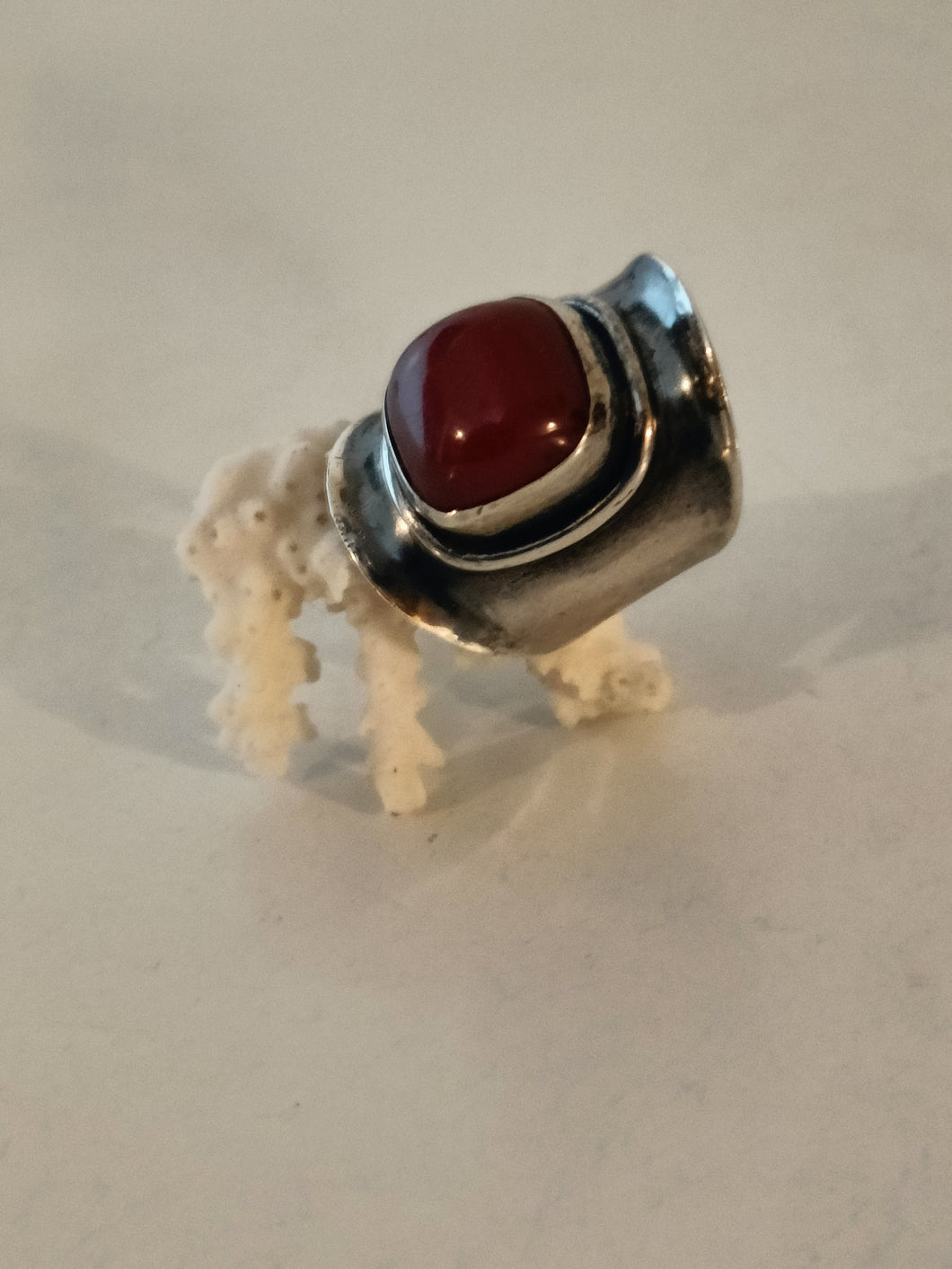 Bague Art Déco en argent avec cabochon en Bakélite