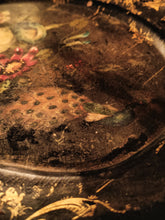 Charger l&#39;image dans la galerie, Présentoir Napoléon III papier mâché , laque de chine . Peint à la main décors fleur des champs et paon ( rare) avec poignée bronze
