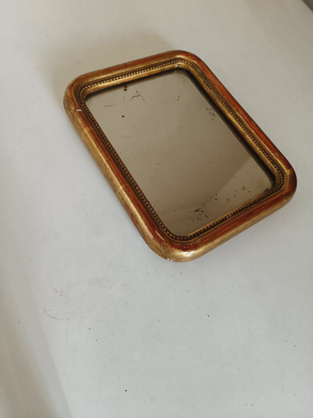 Petit miroir doré à l'or fin Louis Philippe, fin XIXÈME dans son jus .