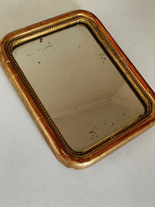 Petit miroir doré à l'or fin Louis Philippe, fin XIXÈME dans son jus .