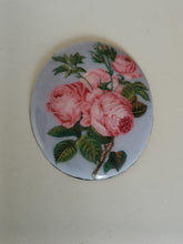 Charger l&#39;image dans la galerie, Médaillon bouquet de rose peinture émaillée grande finesse . Travail Genevois fin XIX ème
