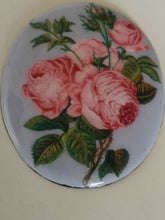 Charger l&#39;image dans la galerie, Médaillon bouquet de rose peinture émaillée grande finesse . Travail Genevois fin XIX ème
