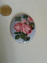 Charger l&#39;image dans la galerie, Médaillon bouquet de rose peinture émaillée grande finesse . Travail Genevois fin XIX ème
