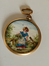 Charger l&#39;image dans la galerie, Pendentif médaillon avec miniature peinte, paysanne . Métal doré et peinture émaillée
