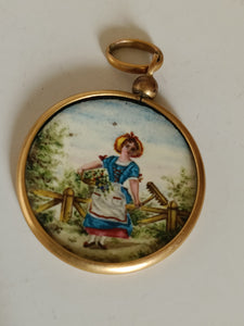 Pendentif médaillon avec miniature peinte, paysanne . Métal doré et peinture émaillée