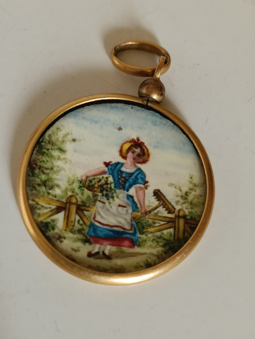 Pendentif médaillon avec miniature peinte, paysanne . Métal doré et peinture émaillée