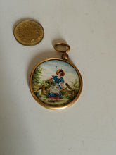 Charger l&#39;image dans la galerie, Pendentif médaillon avec miniature peinte, paysanne . Métal doré et peinture émaillée
