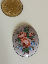 Charger l&#39;image dans la galerie, Nature morte bouquet de rose miniature peinte à la main et émaillé sur cuivre. Travail probablement genevois fin XIXÈME début XXÈME

