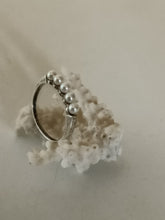 Charger l&#39;image dans la galerie, Bague anglaise argent et perles vers 1920
