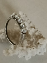 Charger l&#39;image dans la galerie, Bague anglaise argent et perles vers 1920
