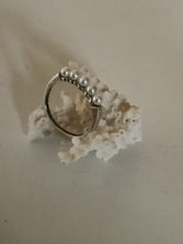 Charger l&#39;image dans la galerie, Bague anglaise argent et perles vers 1920

