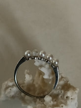 Charger l&#39;image dans la galerie, Bague anglaise argent et perles vers 1920
