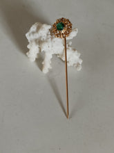 Charger l&#39;image dans la galerie, Épingle à chapeau en or 18ct , perles , et cristal vert synthétique taillé .
