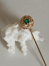 Charger l&#39;image dans la galerie, Épingle à chapeau en or 18ct , perles , et cristal vert synthétique taillé .
