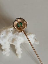 Charger l&#39;image dans la galerie, Épingle à chapeau en or 18ct , perles , et cristal vert synthétique taillé .
