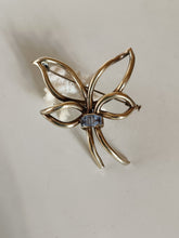 Charger l&#39;image dans la galerie, Très jolie broche travail artisanale d&#39;un bijoutier . Argent doré et pierres bleues taillées.
