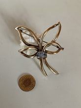 Charger l&#39;image dans la galerie, Très jolie broche travail artisanale d&#39;un bijoutier . Argent doré et pierres bleues taillées.

