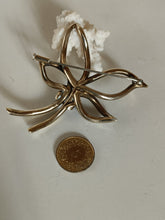 Charger l&#39;image dans la galerie, Très jolie broche travail artisanale d&#39;un bijoutier . Argent doré et pierres bleues taillées.
