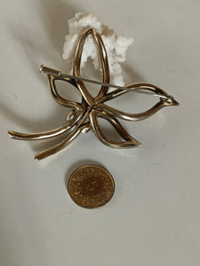 Très jolie broche travail artisanale d'un bijoutier . Argent doré et pierres bleues taillées.
