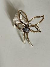 Charger l&#39;image dans la galerie, Très jolie broche travail artisanale d&#39;un bijoutier . Argent doré et pierres bleues taillées.
