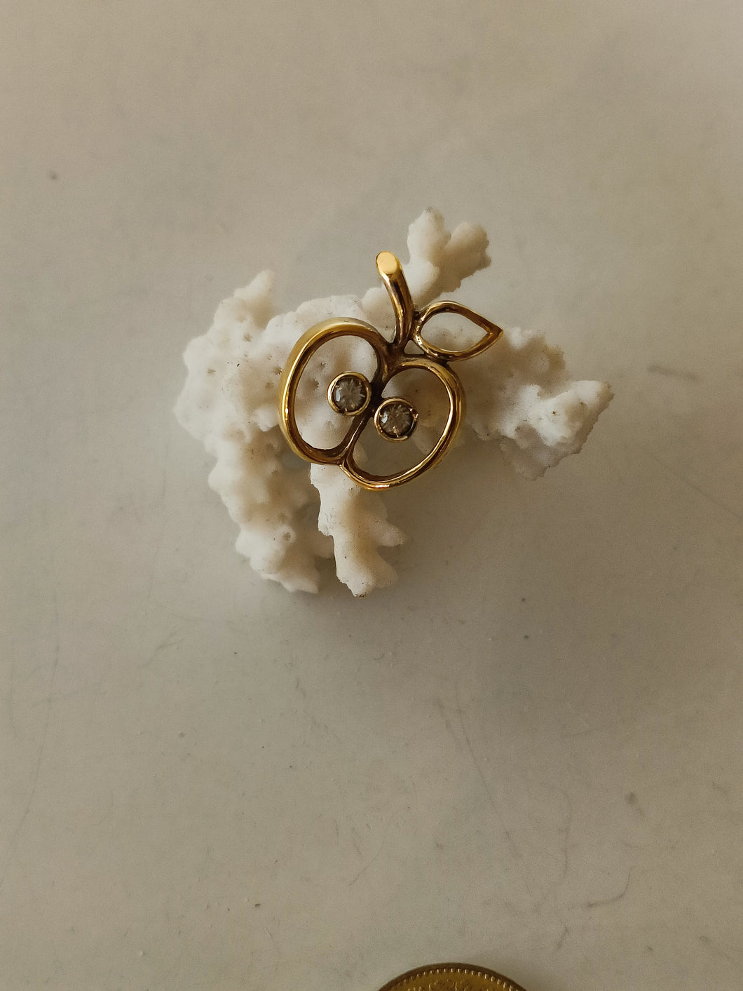 Pendentif demi pomme en argent doré . Sertie cristaux taillé