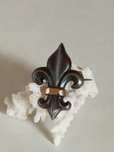 Charger l&#39;image dans la galerie, Broche fleur de lys argent noirci et doré . Début XXÈME
