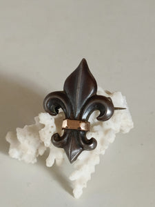 Broche fleur de lys argent noirci et doré . Début XXÈME