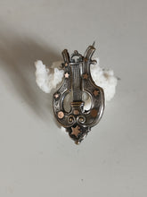 Charger l&#39;image dans la galerie, Broche lyre métal argenté et doré . Début XXÈME
