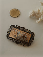 Charger l&#39;image dans la galerie, Broche péru argent et or massif avec décors traditionnelle.  XXème
