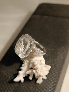 Bague argent et cristal de roche taillé.