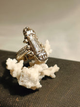 Charger l&#39;image dans la galerie, Arthus Bertrand joaillier à Lyon depuis 1803

Bague en argent doré zoomorphe. Probablement édition limitée.
