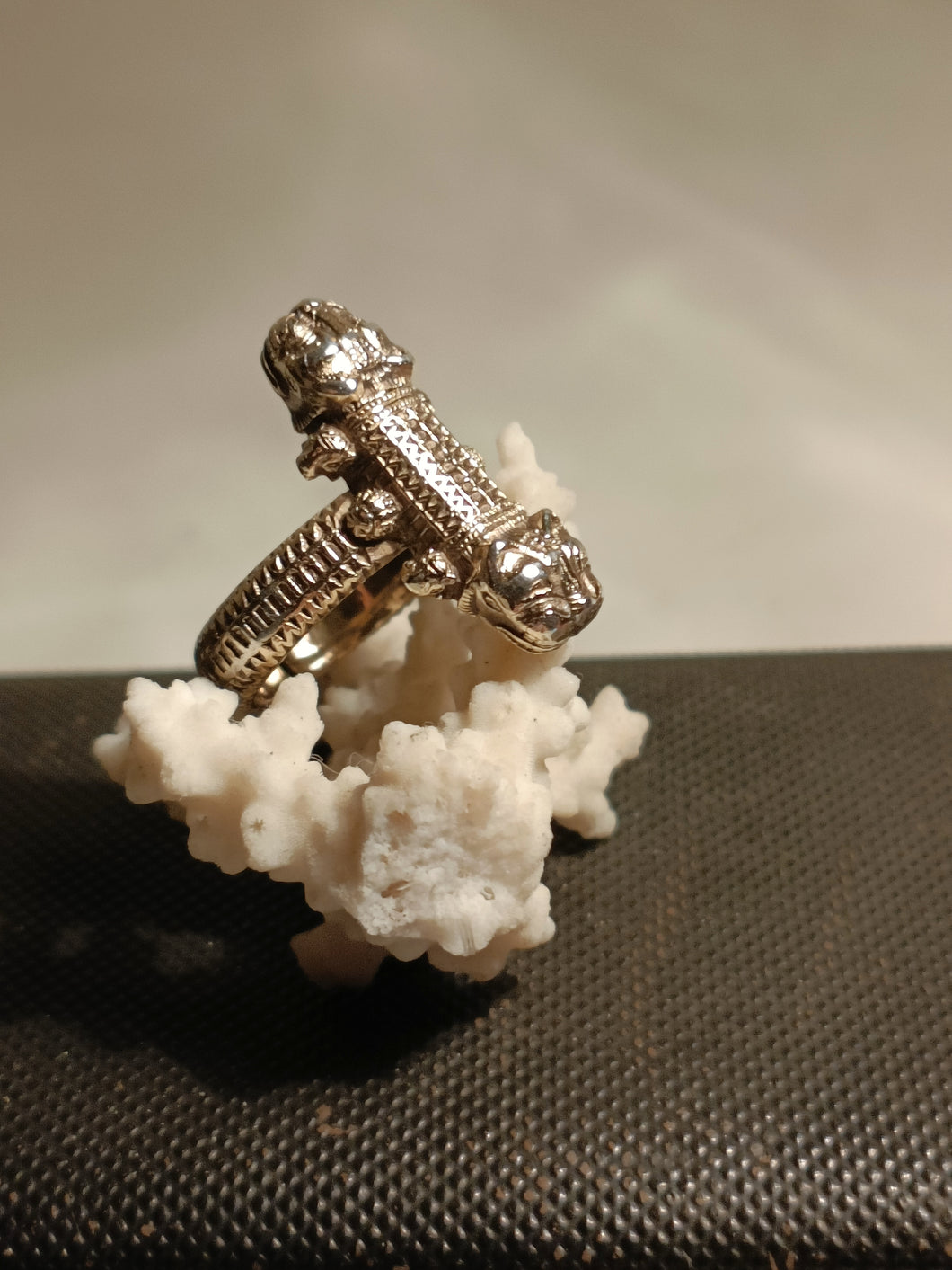 Arthus Bertrand joaillier à Lyon depuis 1803

Bague en argent doré zoomorphe. Probablement édition limitée.