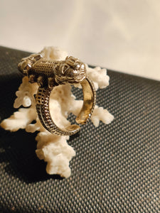 Arthus Bertrand joaillier à Lyon depuis 1803

Bague en argent doré zoomorphe. Probablement édition limitée.