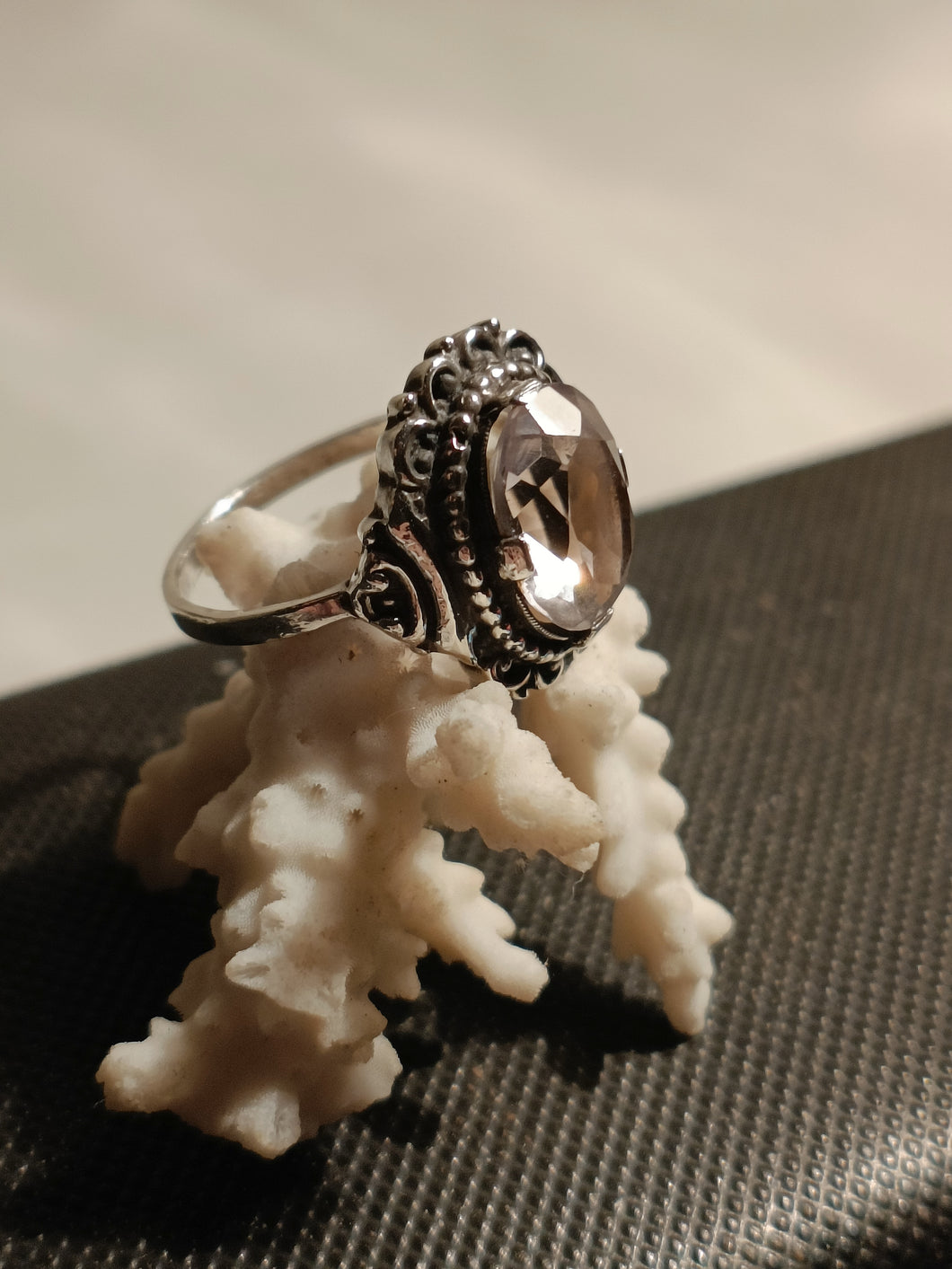 Bague milieu XXÈME argent et améthyste taillée.