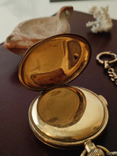 Charger l&#39;image dans la galerie, Montre de poche savonnette homme  en métal doré . Mouvement à Carillon répétition heur, demi , et quart
