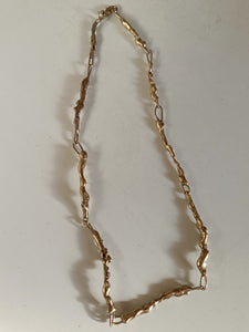 Collier fantaisie moderniste en métal fondu et doré . Dans le style de Charles Jourdan , ou Gilbert Albert