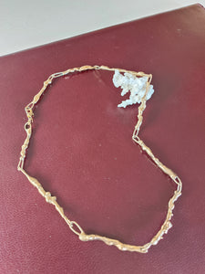 Collier fantaisie moderniste en métal fondu et doré . Dans le style de Charles Jourdan , ou Gilbert Albert