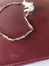Charger l&#39;image dans la galerie, Collier fantaisie moderniste en métal fondu et doré . Dans le style de Charles Jourdan , ou Gilbert Albert
