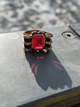 Charger l&#39;image dans la galerie, Bague tank 1930 argent doré et rubis synthétique
