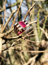Charger l&#39;image dans la galerie, Bague tank 1930 argent doré et rubis synthétique
