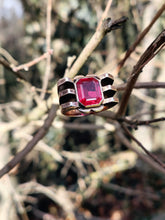 Charger l&#39;image dans la galerie, Bague tank 1930 argent doré et rubis synthétique
