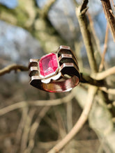Charger l&#39;image dans la galerie, Bague tank 1930 argent doré et rubis synthétique
