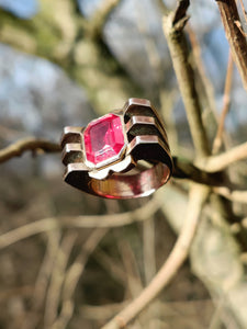 Bague tank 1930 argent doré et rubis synthétique